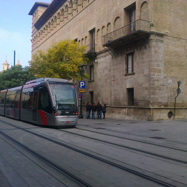 El tranvía pasa ante la sede del Tribunal Superior de Justicia y de la Fiscalía, en Zaragoza. / EDUARDO BAYONA