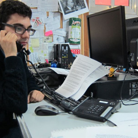 Usuario haciendo una llamada con el teléfono fijo. E.P.