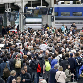 Los pasajeros intentan conseguir subir a un tren en la estación de Gare de Lyon, en París , Francia , durante la huelga nacional de ferrocarriles francesesl.- REUTERS / Charles Platiau