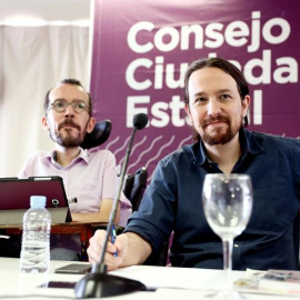 El líder de Podemos, Pablo Iglesias (d) y el secretario de Organización, Pablo Echenique durante la reunión del Consejo Ciudadano Estatal de Podemos, máximo órgano del partido entre asambleas, esta tarde en Madrid. EFE/ Mariscal