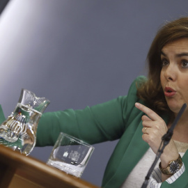 La vicepresidenta y portavoz del Gobierno, Soraya Sáenz de Santamaría, durante la rueda de prensa tras la reunión del Consejo de Ministros. EFE/J. J. Guillén
