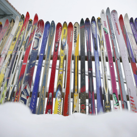 Una valla realizad con esquíes viejos en Bigel (Suiza) EFE / EPA / PETER Klaunzer