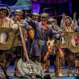 La chirigota "La familia Verdurgo" durante su participación en el Concurso Oficial de Agrupaciones Carnavalescas (COAC), en el Gran Teatro Falla de Cádiz. EFE/Román Ríos