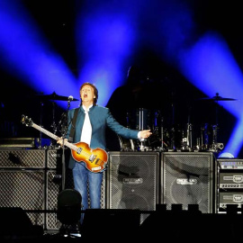 El músico británico Paul McCartney, durante el concierto de su nueva gira "One on one" en el estadio Vicente Calderón, en Madrid. / J.P. GANDUL