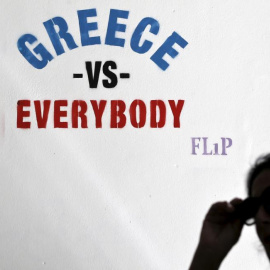 Uno de los grafitis que pueblan las calles de Atenas contra el denominado Grupo de Bruselas, antes conocido como la troika. - REUTERS