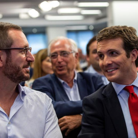 El senador Javier Maroto, y el presidente del PP Pablo Casado, durante la reunión de la Junta directiva Nacional, en la sede madrileña de la calle Génova.- EFE/Rodrigo Jiménez .