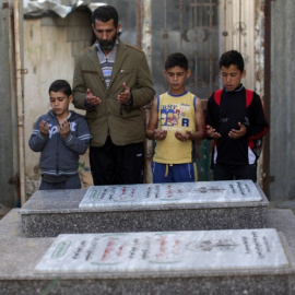 Familiares de uno de los niños que murieron en el ataque israelí. - AFP