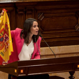 Arrimadas muestra una bandera española en el Parlamento catalán. /EFE