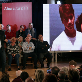 El secretario general del PSOE, Pedro Sánchez, muestra en la pantalla una foto suya de adolescente en la segunda Asamblea Abierta a la ciudadanía, en Madrid. EFE/J.J.Guillen