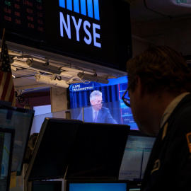 Un operador de la bolsa de ueva York (NYSE, según sus siglas en inglés), observa en un monitor la rueda de prensa del presidente de la Rserva Federal, Jerome Powell, tras la reunión en la que se decidió la primera bajada de los tipos de int