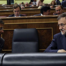 El presidente del Gobierno, Mariano Rajoy y el ministro de Justicia, Rafael Catalá, durante el pleno del Congreso de los Diputados.- EFE