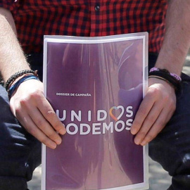 Pablo Iglesias sostiene una carpeta con el logo de Unidos Podemos urante la presentación de las líneas maestras y calendario de la próxima campaña electoral. / EFE