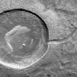 Cráteres con forma de renacuajo debido a la erosión del agua.- NASA