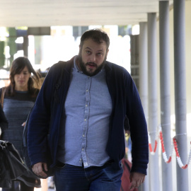 El concejal del Ayuntamiento de Madrid Guillermo Zapata, a su llegada al Juzgado de lo penal número 14 de Madrid, donde será procesado junto a otros tres activistas por un presunto delito de usurpación en la ocupación del edificio de la cal