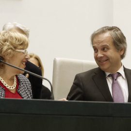La alcaldesa de Madrid, Manuela Carmena, y el concejal socialista, Antonio Miguel Carmona. EFE/J. J. Guillén