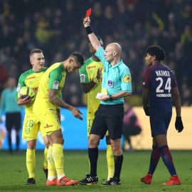 El árbitro muestra la tarjeta roja al jugador del Nantes, Diego Carlos, después de haberle dado una patada. | STEPHANE  MAHE (REUTERS)