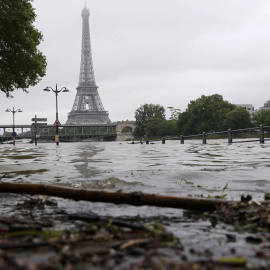 La orilla del Sena cerca de la Torre Eiffel ,en París. REUTERS / Philippe Wojazer