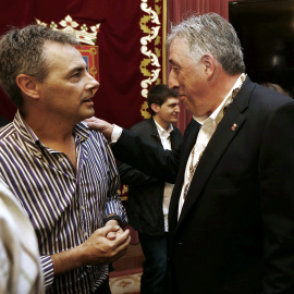 Joseba Asiron, de EH Bildu,  (d), recién elegido alcalde de Pamplona, mantiene una conversación con uno de los hijos de Tomas Caballero, edil de UPN asesinado por ETA en 1998.EFE/Jesús Dige
