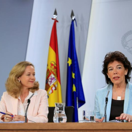 GRAF1815. MADRID, 02/08/2019.- La ministra de Economía en funciones, Nadia Calviño (i) y la ministra portavoz, Isabel Celáa, durante la rueda de prensa posterior a la reunión del Consejo de Ministros este viernes en La Moncloa. Calviño ha e