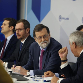 Mariano Rajoy junto a Fernando Martínez-Maíllo y Javier Arenas en la sede del PP. /EFE