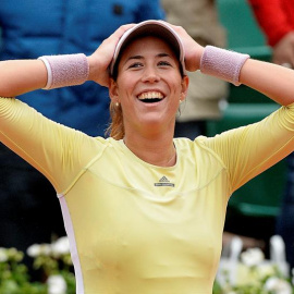 La española Garbiñe Muguruza celebra su victoria ante la australiana Samantha Stosur. /EFE-Etienne Laurent