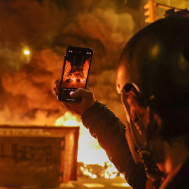 Un hombre toma una imagen durante una protesta en Barcelona