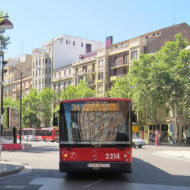 Un autobús urbano en una calle de Zaragoza. E.P.