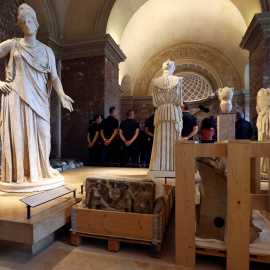 Cajas con piezas de obras de arte de las colecciones del Museo del Louvre cerrado al público debido a la crecida del río Sena en París , Francia.- REUTERS / John Schults