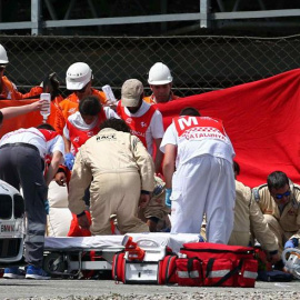 El piloto español de Moto2 Luis Salom, del equipo SAG Team, es atendido por los servicios sanitarios tras sufrir un accidente en la segunda sesión de entrenamientos libres del Gran Premio de Catalunya de motociclismo. EFE/Toni Albir