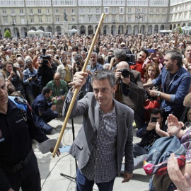 El nuevo alcalde de A Coruña y líder de la Marea Atlántica, Xulio Ferreiro, sostiene el bastón tras ser proclamado este mediodía regidor de la capital herculina con el apoyo del PSOE y BNG. EFE/Cabalar