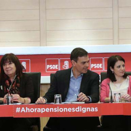 Pedro Sánchez rodeado de sus principales colaboradores durante la reunión de la Ejecutiva Federal del PSOE. ZIPI | EFE
