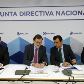 Mariano Rajoy junto a Fernando Martínez-Maíllo, Javier Arenas, y Javier Maroto. /EFE