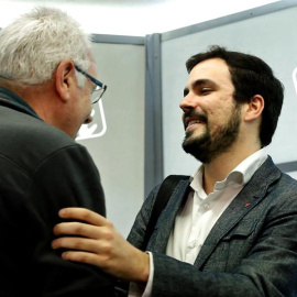 El coordinador general de IU, Cayo Lara (i) y el portavoz, Alberto Garzón, conversan a su llegada a la reunión del consejo político federal de la formación. /EFE