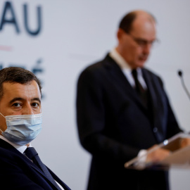 01/02/2021. El ministro del Interior francés, Gerald Darmanin, escucha el discurso del primer ministro francés, Jean Castex, durante una reunión sobre seguridad en París, Francia. - Reuters