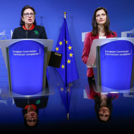 La comisaria europea de Economía y Sociedad Digital, Mariya Gabriel (d), y Madeleine de Cock Buning (i), de la Universidad de Utretch, ofrecen una rueda de prensa en Bruselas (Bélgica) hoy, 15 de enero de 2018. Buning preside el nuevo Grupo