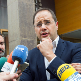 El secretario de Organización del PSOE y líder de los socialistas riojanos, César Luena, responde a la prensa tras asistir a la investidura del nuevo alcalde de Arnedo, el socialista Javier García. EFE/Raquel Manzanares