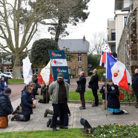 Miembros del movimiento ultracatólico francés Civitas, en Saint-Brevin-les Pin (oeste de Francia) durante una protesta contra la construcción de centros de recepción de migrantes, a 25 de febrero de 2023.