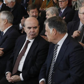 Los expresidentes socialistas Manuel Chaves (i), y José Antonio Griñán (2i), junto a los exconsejeros Gaspar Zarrías y José Antonio Viera (d), en la sala de la Audiencia de Sevilla. /EFE