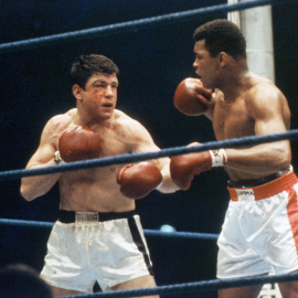 Foto del combate de Muhammad Ali contra el alemán Karl Mildenberger, por el título mundial el 10 de septiembre de 1966 en Fráncfort. EFE/EPA/WILLI GUTBERLET