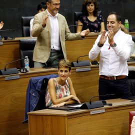 La nueva presidenta del Gobierno Foral de Navarra, María Chivite, entre aplausos tras su elección. / EFE