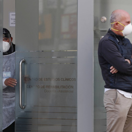 Imagen de archivo de un hombre que espera en el Centro de Estudios Clínicos de la Universidad Cayetano Heredia, en Lima (Perú). - EFE