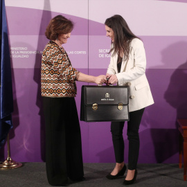 Imagen de archivo de la entonces vicepresidenta primera, Carmen Calvo, en la entrega la cartera de Igualdad a la nueva ministra, Irene Montero en enero de 2020.