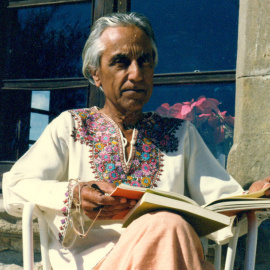 El filòsof Raimon Panikkar, a la seva residència de Tavertet (Osona) l'any 1980. / Generalitat de Catalunya.