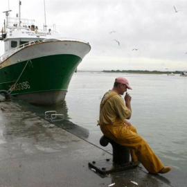 Imagen de un barco de pesca de arrastre en el puerto de Punta Umbría. EFE