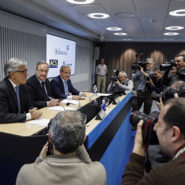 El presidente de ACS, Florentino Pérez (c); el consejero delegado de Atlantia, Giovanni Castelluci (i), y el presidente de Hochtief, Marcelino Fernández Verdes (d), posan antes de la rueda de prensa para explicar los detalles de su oferta c