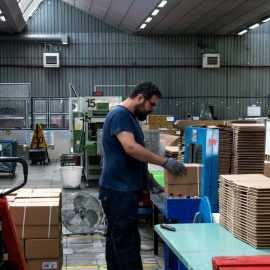 Un trabajador en la planta de Hamelin Brands (Oxford), en Flaçà (Girona). E.P./Glòria Sánchez