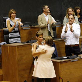 La nueva presidenta de Navarra, María Chivite, saluda a la presidenta saliente, Uxue Barcos, tras ser elegida. EFE