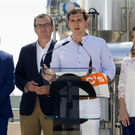 El líder de Ciudadanos, Albert Rivera, en su visita a una empresa agroalimentaria en Los Alcázares, Murcia. EFE/Marcial Guillén