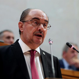 El socialista Javier Lambán durante su intervención en la primera sesión del debate de investidura, para repetir como presidente de Aragón tras los pactos alcanzados por el PSOE con Podemos, CHA, PAR e IU.- EFE/Javier Cebollada