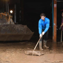 Captura del vídeo de Rafa Nadal colaborando en las tareas de limpieza que circula por Twitter. (Twitter de @Rafael_Plaza)